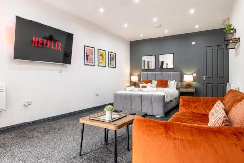 Cradley Apartment | RNM - Business Contractor Ready, Quiet, Private Access & Entire Place, Kitchen & Washroom with amenities, Smart Tv, Easy Access, Fast Starlink WiFi, Parking Nearby