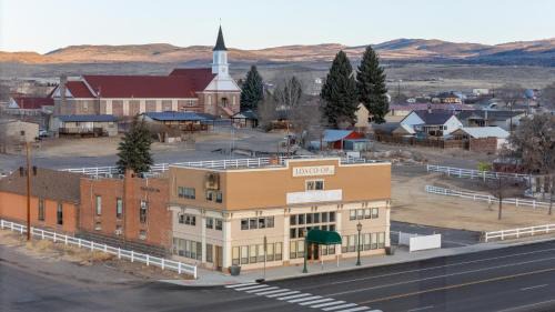 Loa Hotel | Road Creek Inn