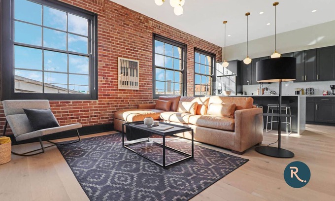 Arts/Warehouse District Hotel | Roami at Brassline Near French Qtr #30