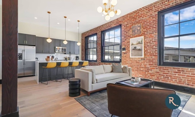 Arts/Warehouse District Hotel | Roami at Brassline Near Bourbon St 3BR #42