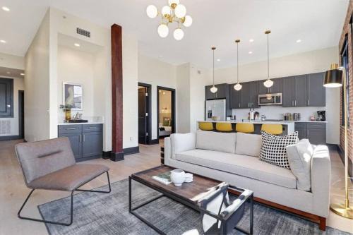 Arts/Warehouse District Apartment | Roami at The Lola Near Bourbon St 3BR #36