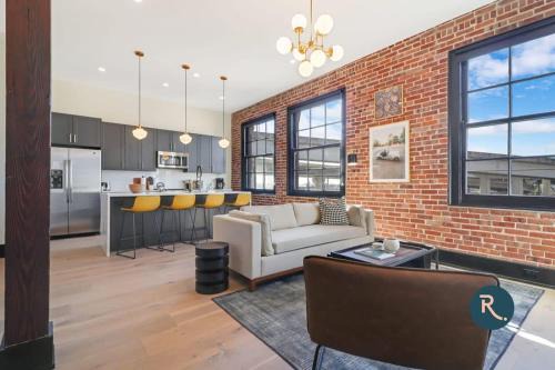Arts/Warehouse District Apartment | Roami at The Lola Near Bourbon St 3BR #38