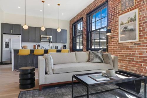 Arts/Warehouse District Apartment | Roami at The Lola Near Bourbon St 3BR #55