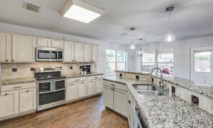 Roanoke House | Roanoke Retreat - EV Charger - 3 primary Suites!