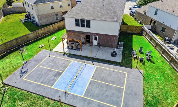 Northeast Houston House | Roaring 1920s Gatsby Manor with Large Pickleball & Secret Speakeasy Room