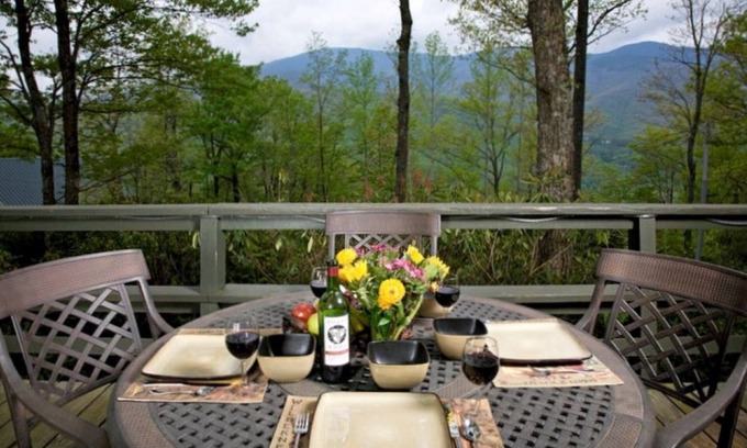 Burnsville Ski Chalet | 🌲Roaring Fork Chalet: MTN View, Hiking, Waterfalls, Trails - Dog Friendly!🐕🦺