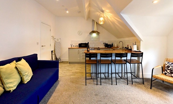 Caerau Apartment | Roath - Modern Flat Near City Centre W/Parking | Pass the Keys