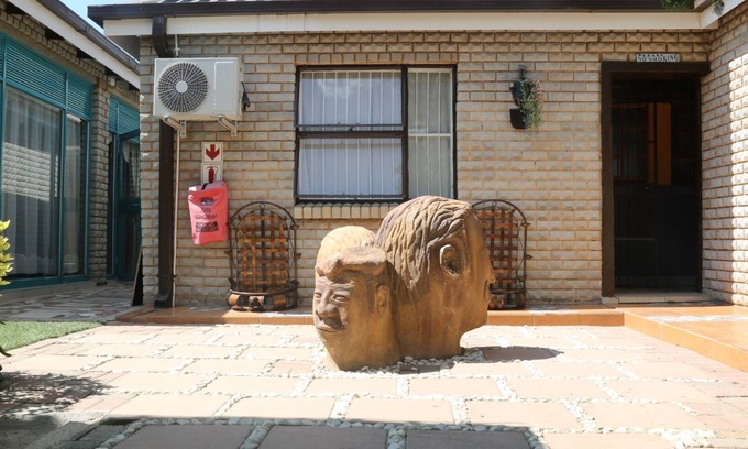 Mmabatho House | Roba Monakedi Guest Lodge