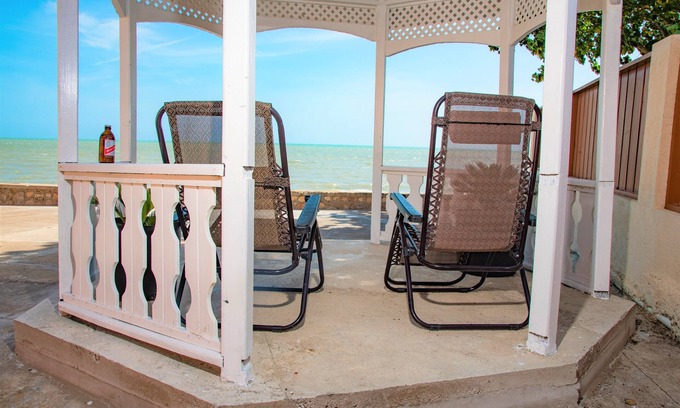Crane corner House | Robbi's Beach House - Black River, St Elizabeth