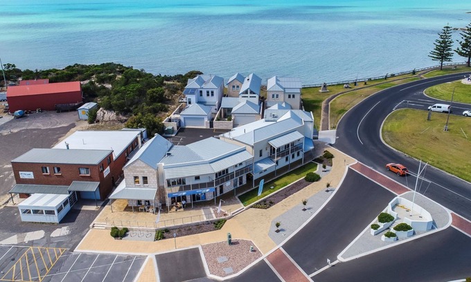Waterhouse Apartment | Robe Marina Waters Edge View Apartment