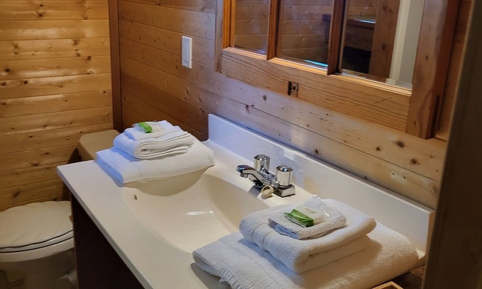 Campbell River Cabin | Roberts Lake ResortnSandybeach, fishing,hiking, pet friendly