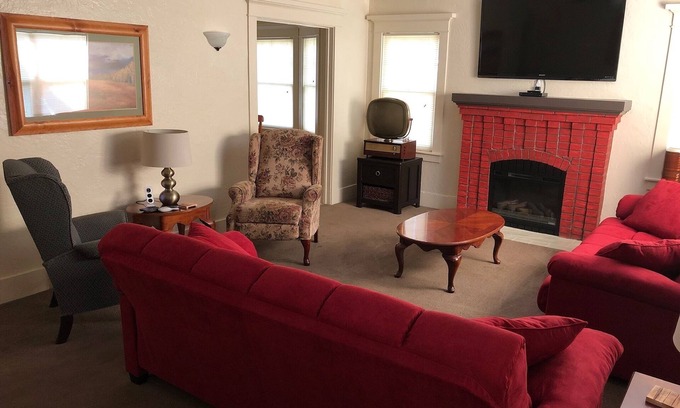 Chowchilla House | Robertson Villa 2BR Cozy Cottage with Full Kitchen