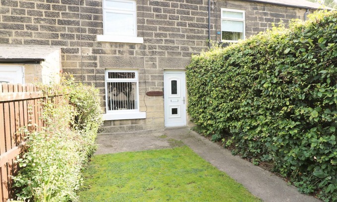 Beeley Cottage | ROBIN COTTAGE - 2 THE MEADOWS, pet friendly in Matlock