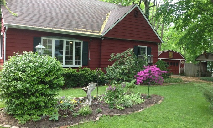 South Haven Cottage | Robin's Nest Large Beautiful Private Home