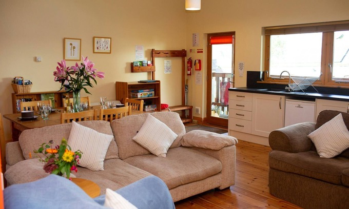 Lampeter Cottage | Robin's Perch Eco Lodge Apartment, Lampeter