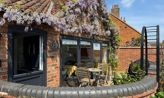 Harpley Cottage | Robins Nest - Luxury for 2