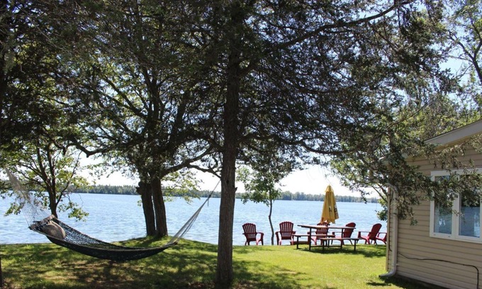Ameliasburgh House | Roblin Lake-waterfront stay PEC