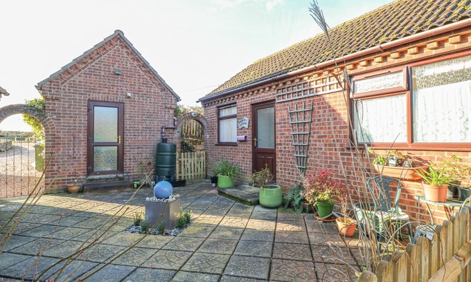Melton Constable Cottage | ROBYN'S NEST, pet friendly, with a garden in Brinton