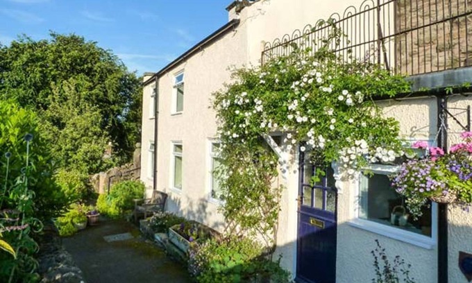 Winster Cottage | ROCK COTTAGE, character holiday cottage, with a garden in Winster
