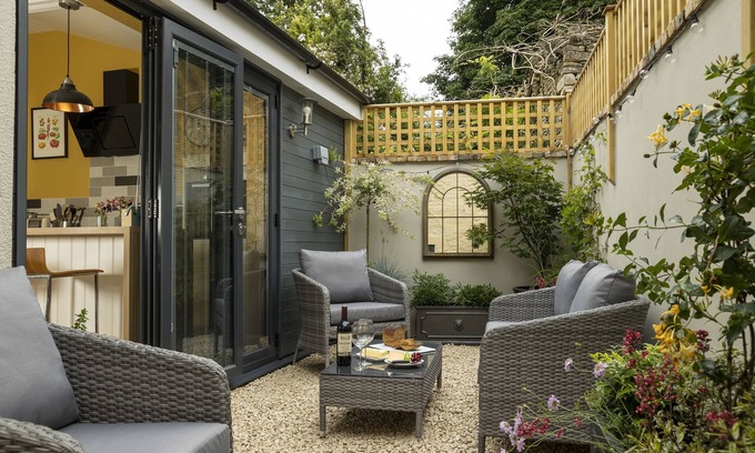 Minchinhampton Cottage | Rock Cottage - sleeps 2 guests in 1 bedroom
