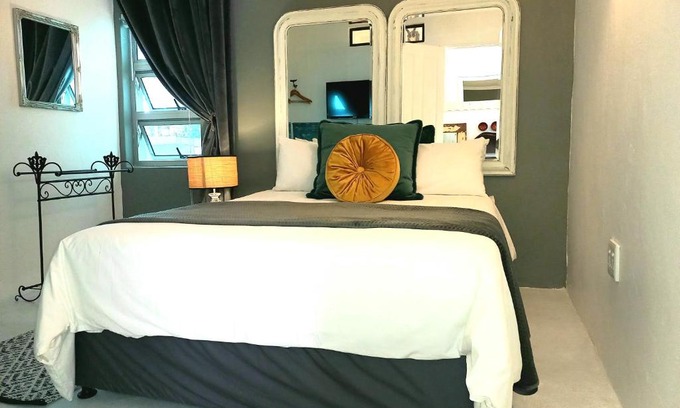 Umhlali Beach Bed & Breakfast | Rock Fig Suite - Villa Roc Guesthouse