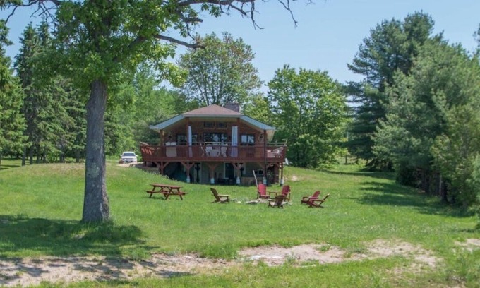 Seguin Cottage | Rock Heaven - Affordable Cottage w/Large Grass Lawn & Deck, Great Swimming
