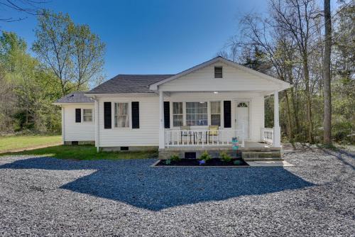 Rock Hill House | Rock Hill Cottage with Spacious Yard and Fire Pit!