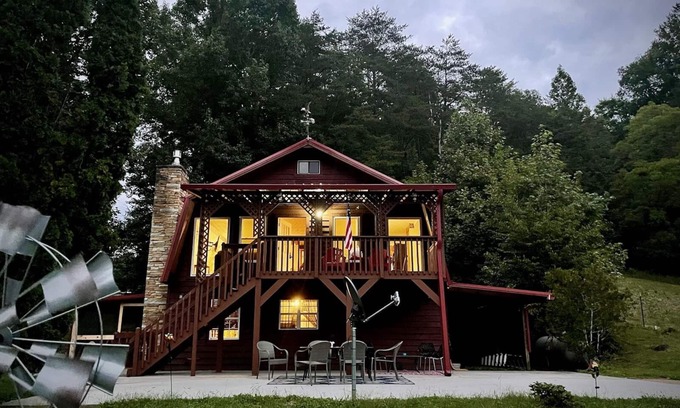 Cosby House | Rock Right Inn* Cozy/Mtn Views*Creek*Firepit*Hot tub*1.5 acres* 4bed/2 bed*8-10