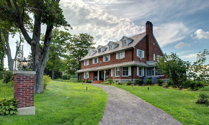 Rock Stream House | Rock Stream Estate | Wine trail with a hot tub surrounded by nature