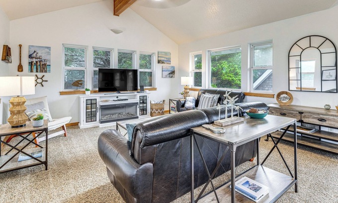 Rockaway Beach House | Rockaway Beach Home w/Hot Tub: 4 Blocks to Beach!
