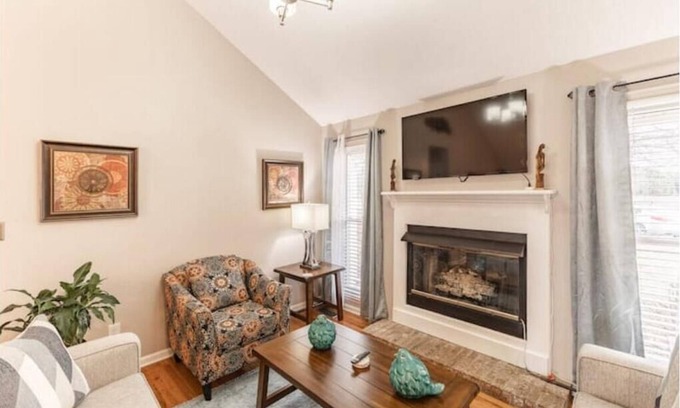 Madison House | Rocket City Retreat-3BR-Office-Pets Welcome!