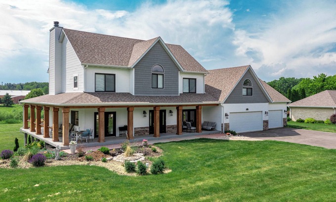 Holcomb House | Rockford's Fully Remodeled Luxury Vacation Rental - ShawBnb
