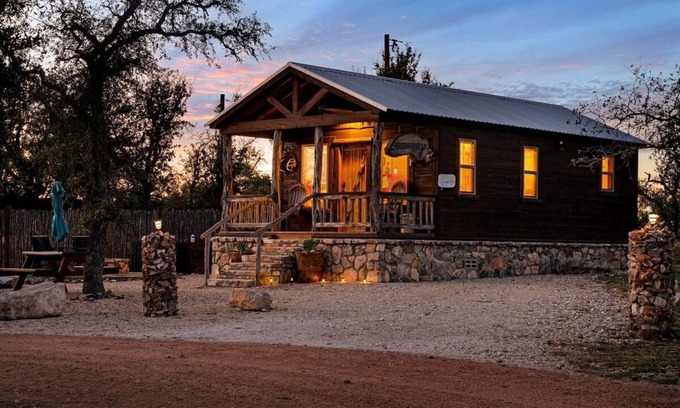 Fredericksburg Cabin | Rockin' R - Shining Star Cabin