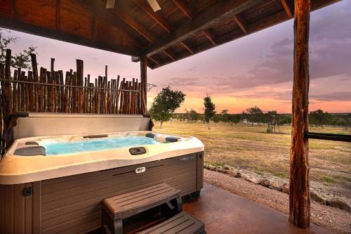 Fredericksburg House | Rockin' R - Shooting Star Cabin