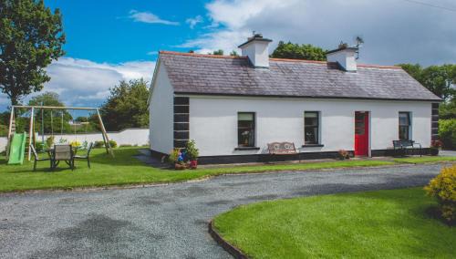 Carracastle House | Rockview Cottage-Sleeps 7-Garden w Play Area & Bbq