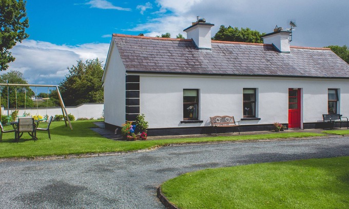 Carracastle House | Rockview Cottage-Sleeps 7-Garden w/Play Area & Bbq