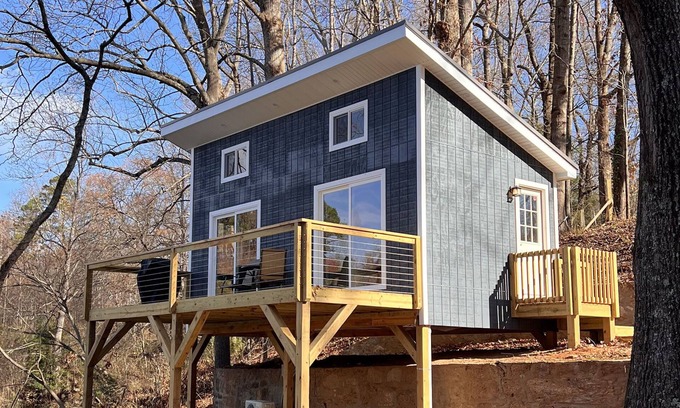 Granite Falls Cabin | Rockwall Cabin on the Pond! Cool spot, 10 minute drive to Hickory.