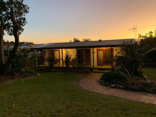 Port Macquarie House | Rocky Beach Cottage 26 Pacific Drive