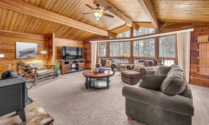 Beckwourth Cabin | Rocky Cliff Retreat at Davis Lake
