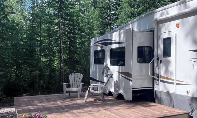 Golden House | Rocky Mountain Camping in Luxury RV Nature at its finest with all amenities!