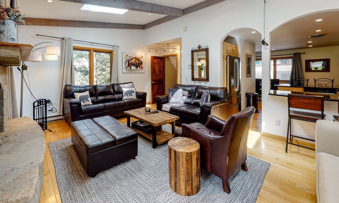 Intermountain Condo | Rocky Mountain condo near the slopes with deck, fast WiFi, grill, mountain views