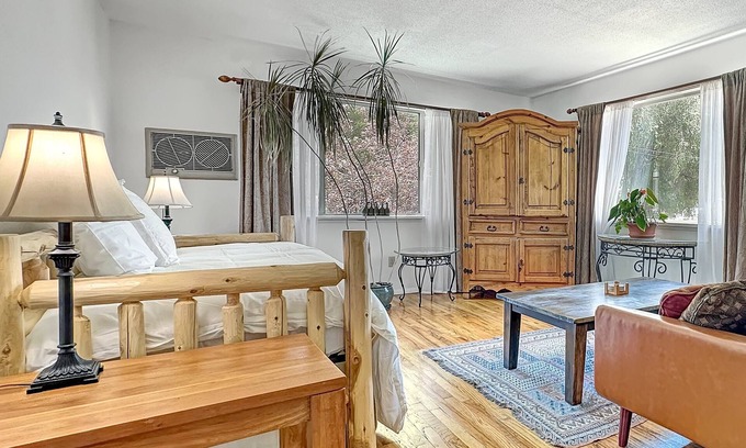 Paonia Hotel | Rocky Mountain Inn