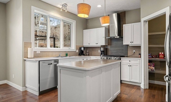 Calgary House | Rocky Mountains Retreat - 2 BRM Home in Crestmont