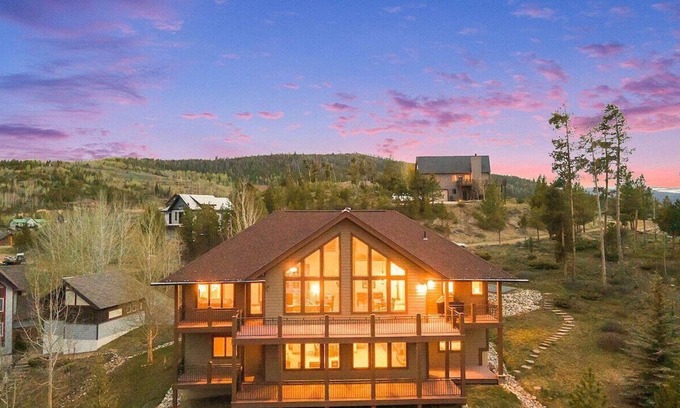 Innsbruck Val Moritz Cabin | Rocky Mtn Natl Park views, close skiing & Hot Tub!
