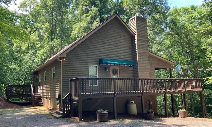 Cleveland House | Rocky Road Hideaway. close to Helen and Dahlonega