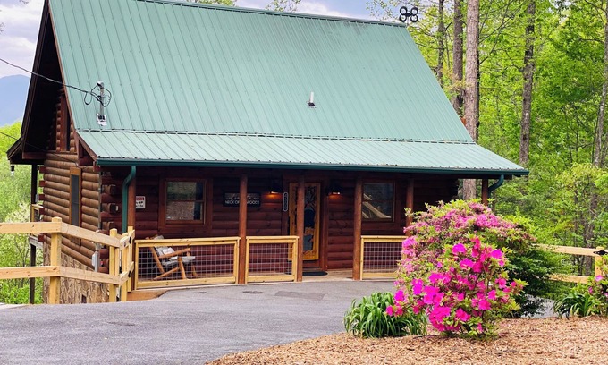 Gatlinburg - Pigeon Forge Cabin | Rocky Top, Mountain View, Wifi, Privacy, Hot Tub, King Bed, Gatlinburg