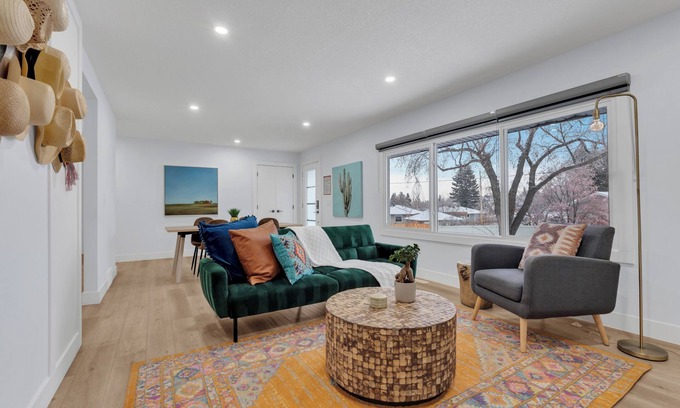 Killarney House | "Rodeo" Upper Suite in trendy Killarney - Huge backyard
