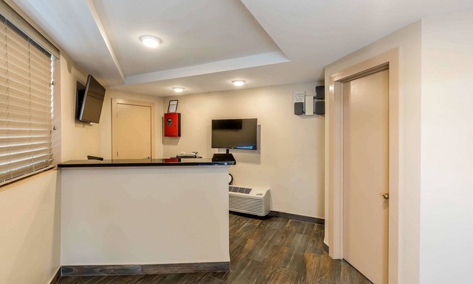 North Park Hotel | Rodeway Inn Chicago - Evanston