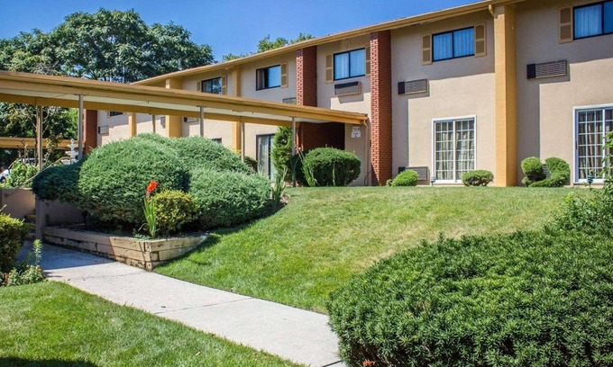 Huntington Station Hotel | Rodeway Inn Huntington Station - Melville