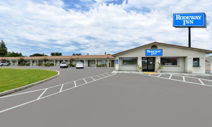 Stockton Hotel | Rodeway Inn Stockton Highway 99